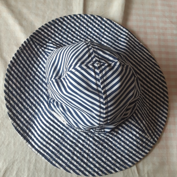 EXCELLENT USED CONDITION adorable reversible hat - Picture 4 of 5